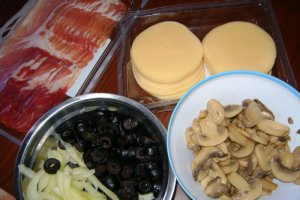 Pizza cu prosciutto crudo  ( blat,sos,toping)