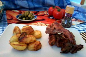 Coaste afumate cu cartofi (la tuci)