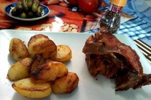 Coaste afumate cu cartofi (la tuci)