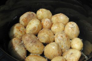 Cartofi noi cu sos de branza si usturoi la slow cooker Crock-Pot