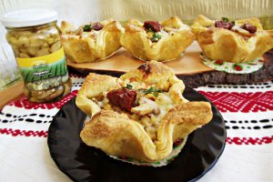 Cosulete aperitiv din foietaj, cu bacon si ciuperci