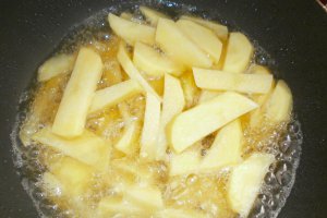 Piept de pui cu cartofi prajiti si usturoi verde
