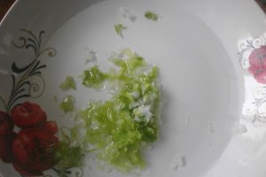 Piept de pui cu cartofi prajiti si usturoi verde