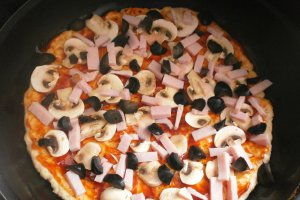 Pizza cu muschi file, ciuperci, masline si mozzarella