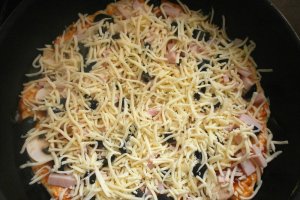 Pizza cu muschi file, ciuperci, masline si mozzarella
