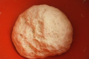 Pizza cu muschi file, ciuperci, masline si mozzarella