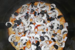 Pizza cu muschi file, ciuperci, masline si mozzarella