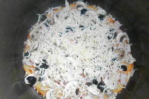 Pizza cu muschi file, ciuperci, masline si mozzarella