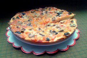 Pizza cu muschi file, ciuperci, masline si mozzarella