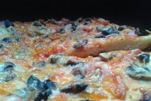 Pizza cu muschi file, ciuperci, masline si mozzarella