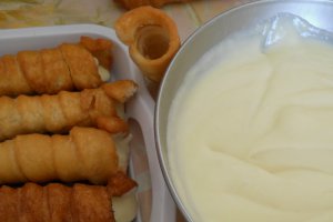 Desert rulouri cu crema de vanilie