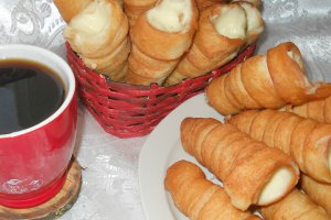 Desert rulouri cu crema de vanilie