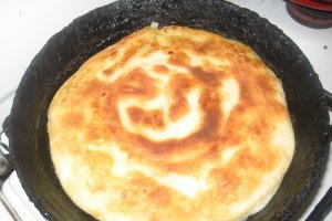 Placinta cu cartofi sau branza, de la mama