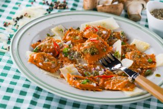 Ravioli cu boia, umpluti cu branza de capra, ricotta si spanac, cu sos de quattro funghi