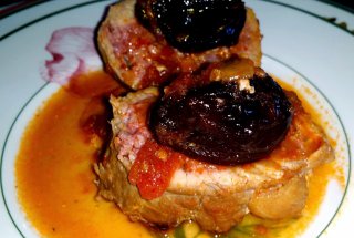 Rulada de vitel cu sos de rosii si prune uscate