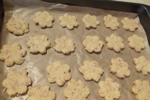Biscuiti aperitiv, cu sunca presata si cascaval
