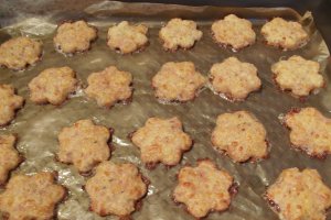 Biscuiti aperitiv, cu sunca presata si cascaval