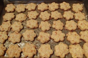 Biscuiti aperitiv, cu sunca presata si cascaval