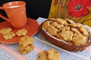 Biscuiti aperitiv, cu sunca presata si cascaval