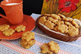 Biscuiti aperitiv, cu sunca presata si cascaval
