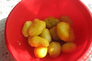Salata de cartofi cu peste afumat si verdeturi