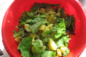 Salata de cartofi cu peste afumat si verdeturi