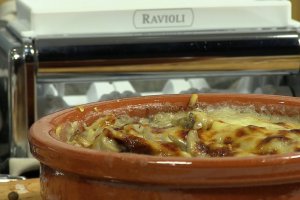 Ravioli al forno cu tofu, ciuperci, sos de ciuperci si gratinati cu cascaval – Atlas Chromo Marcato- reteta video