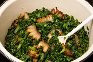 Ciorba de salata cu slanina afumata