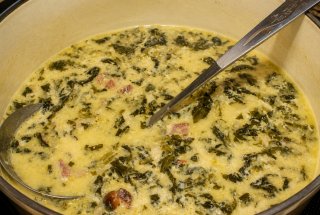 Ciorba de salata cu slanina afumata