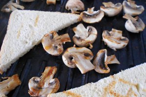 Toast cu ciuperci la grill și somon fume