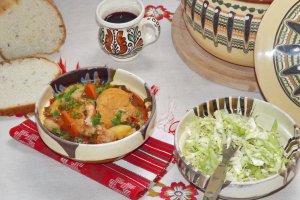 Papricas de pui cu salata de varza si paine de casa