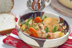 Papricas de pui cu salata de varza si paine de casa