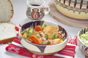 Papricas de pui cu salata de varza si paine de casa