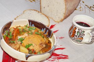 Papricas de pui cu salata de varza si paine de casa