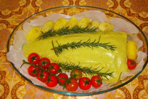 Somon la cuptor cu garnitura de sos de lamaie cu capere