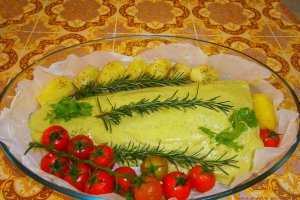 Somon la cuptor cu garnitura de sos de lamaie cu capere
