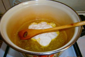 Somon la cuptor cu garnitura de sos de lamaie cu capere