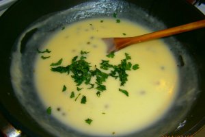 Somon la cuptor cu garnitura de sos de lamaie cu capere