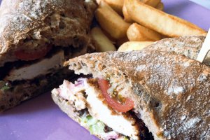 Sandvis Po' Boy cu piept de pui