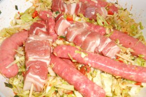 Varza calita cu frigarui si carnati proaspeti