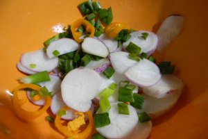 Salata de mai cu oua si sunca
