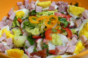 Salata de mai cu oua si sunca