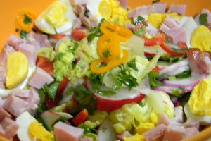 Salata de mai cu oua si sunca