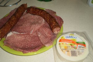 Rulada cu cascaval si carnati afumati de porc la cuptor