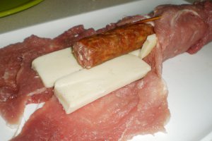 Rulada cu cascaval si carnati afumati de porc la cuptor