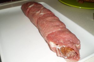 Rulada cu cascaval si carnati afumati de porc la cuptor