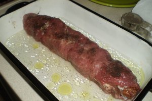 Rulada cu cascaval si carnati afumati de porc la cuptor