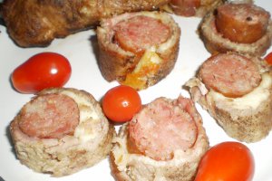 Rulada cu cascaval si carnati afumati de porc la cuptor