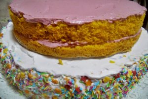 Tort cu dublă cremă de zmeură