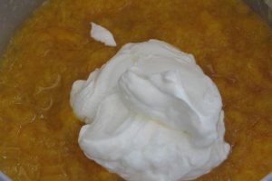 Prajitura cu crema de iaurt si piersici